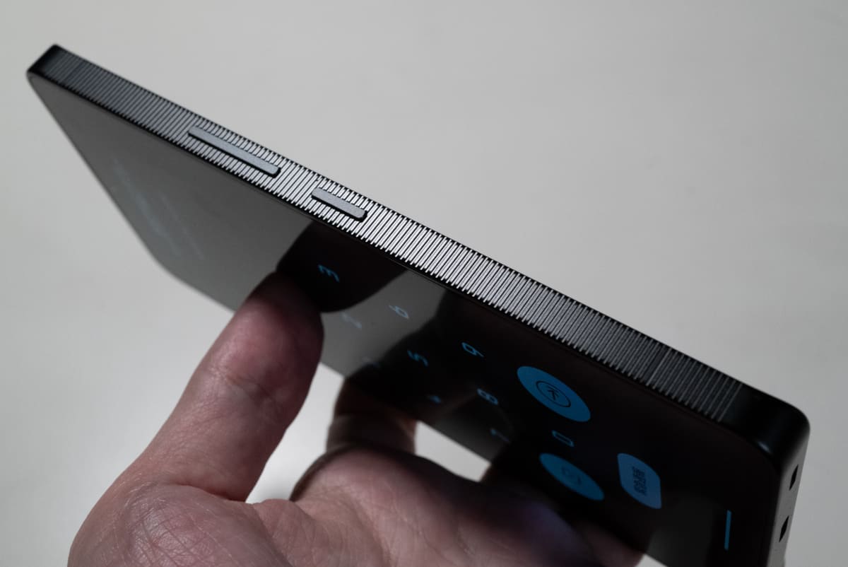 カメラやレンズの操作部に見られるローレット加工を側面に施した。滑り止めの効果を持つ