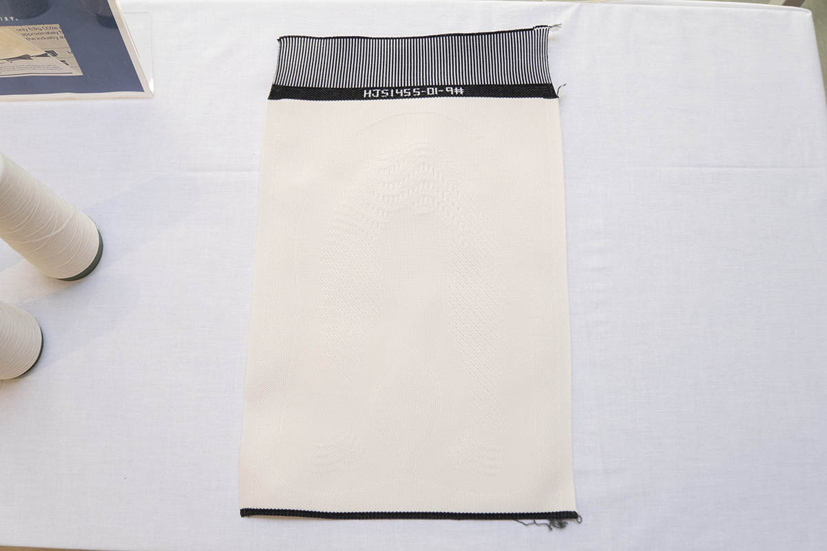 アッパーの素材となるニット