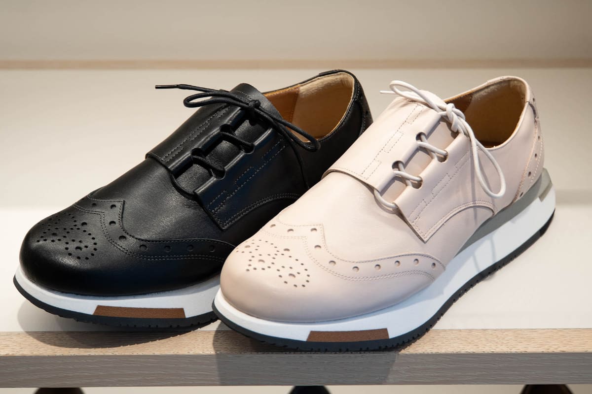 ペダラ ライドウォークはレディースモデルも用意。ペダラ ライドウォークLUX レディース 2E(39,600円)は技術とクラフト感、新旧の融合をテーマとした、ペダラでは新たな試みのモデル