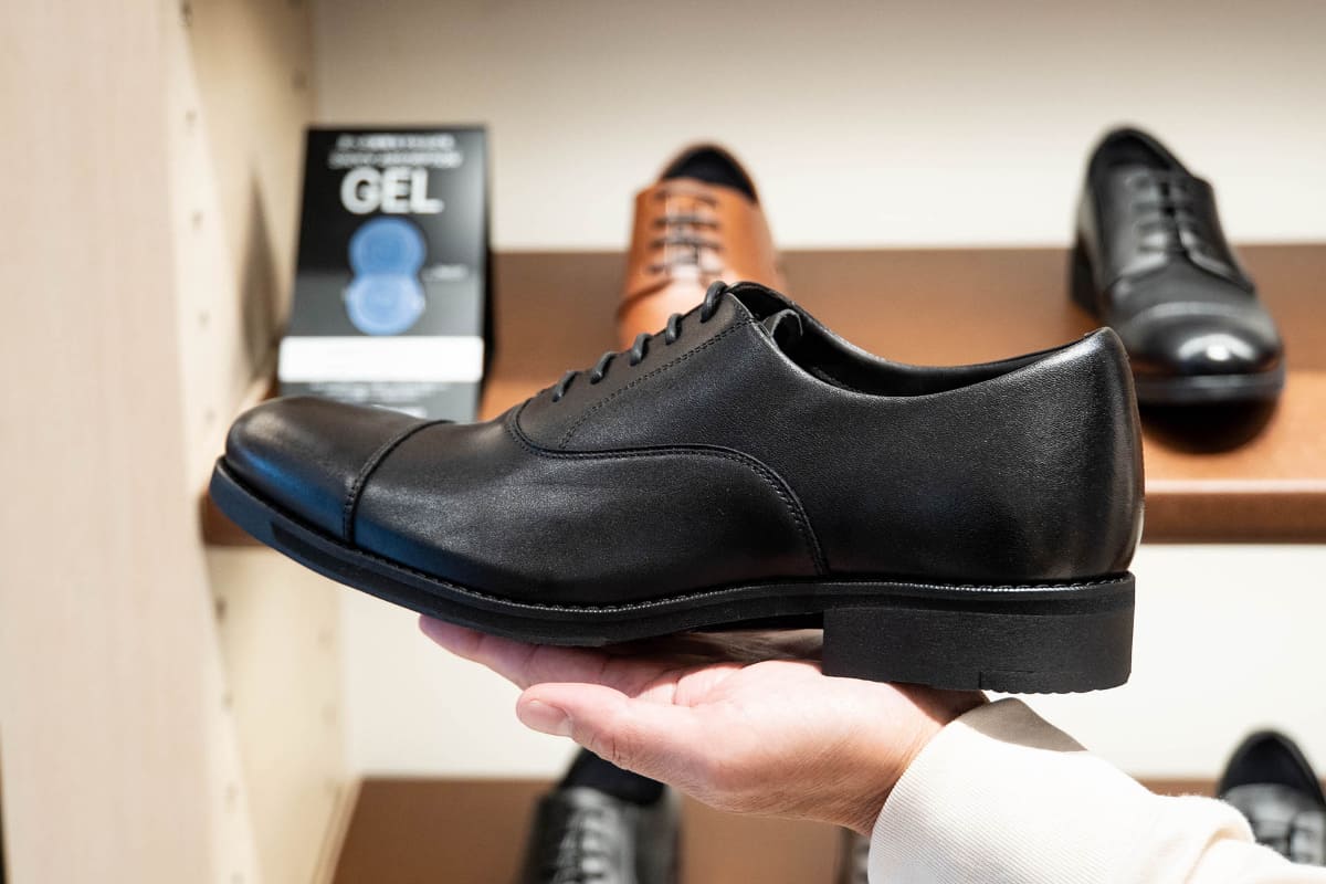 横から見てもスポーツ的な要素はまったく感じないデザイン