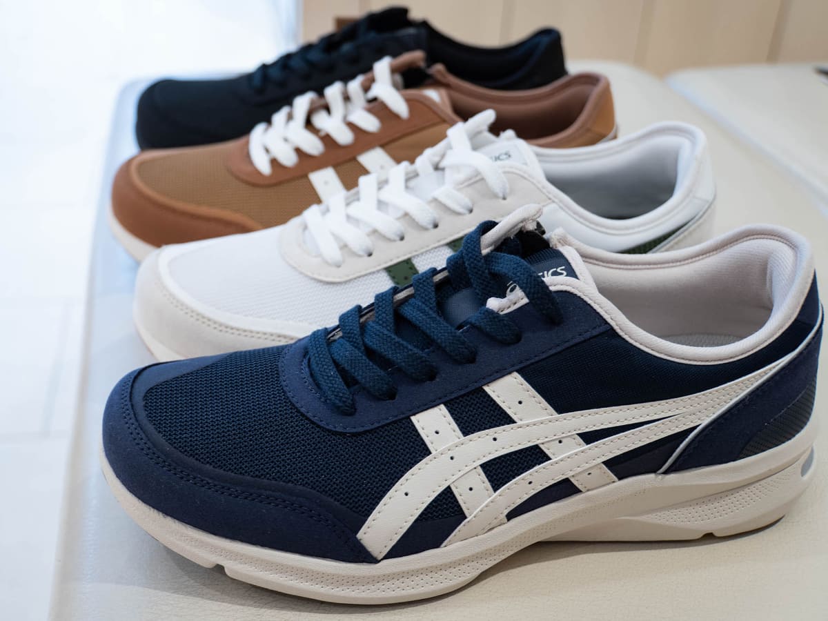 ブラック×ブラックのほか、ネイビーブルー×ライトベージュ、ホワイト×グリーン、ブラウン×オフホワイトと全4色が揃う