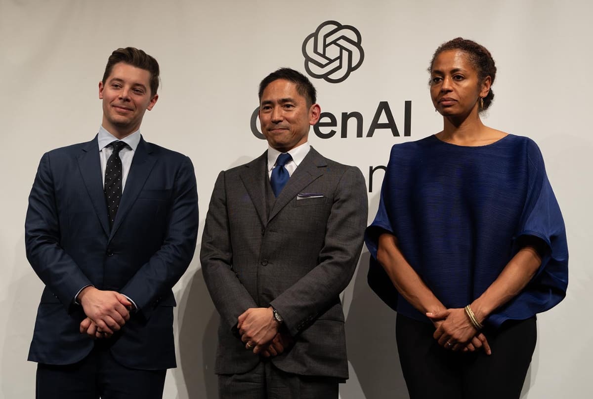 OpenAI Japan会見フォトセッションより。左から、米OpenAI ブラッド・ライトキャップCOO、OpenAI Japan 長崎忠雄 代表執行役員社⻑、米OpenAI アナ・マカンジュ 渉外担当バイスプレジデント