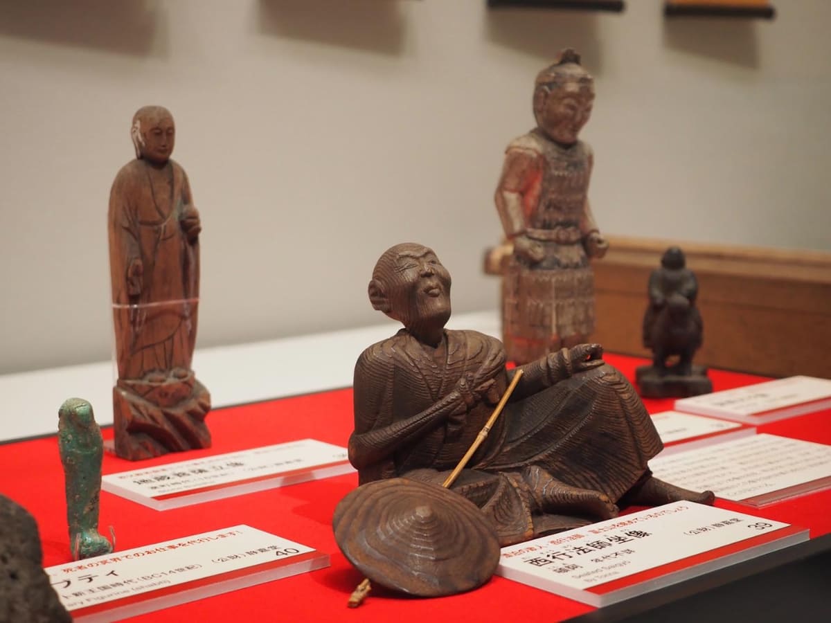 同じ展示室に、絵の中にも描かれている《西行法師坐像》や《田村将軍肖像》などが見られる。いずれも静嘉堂文庫蔵