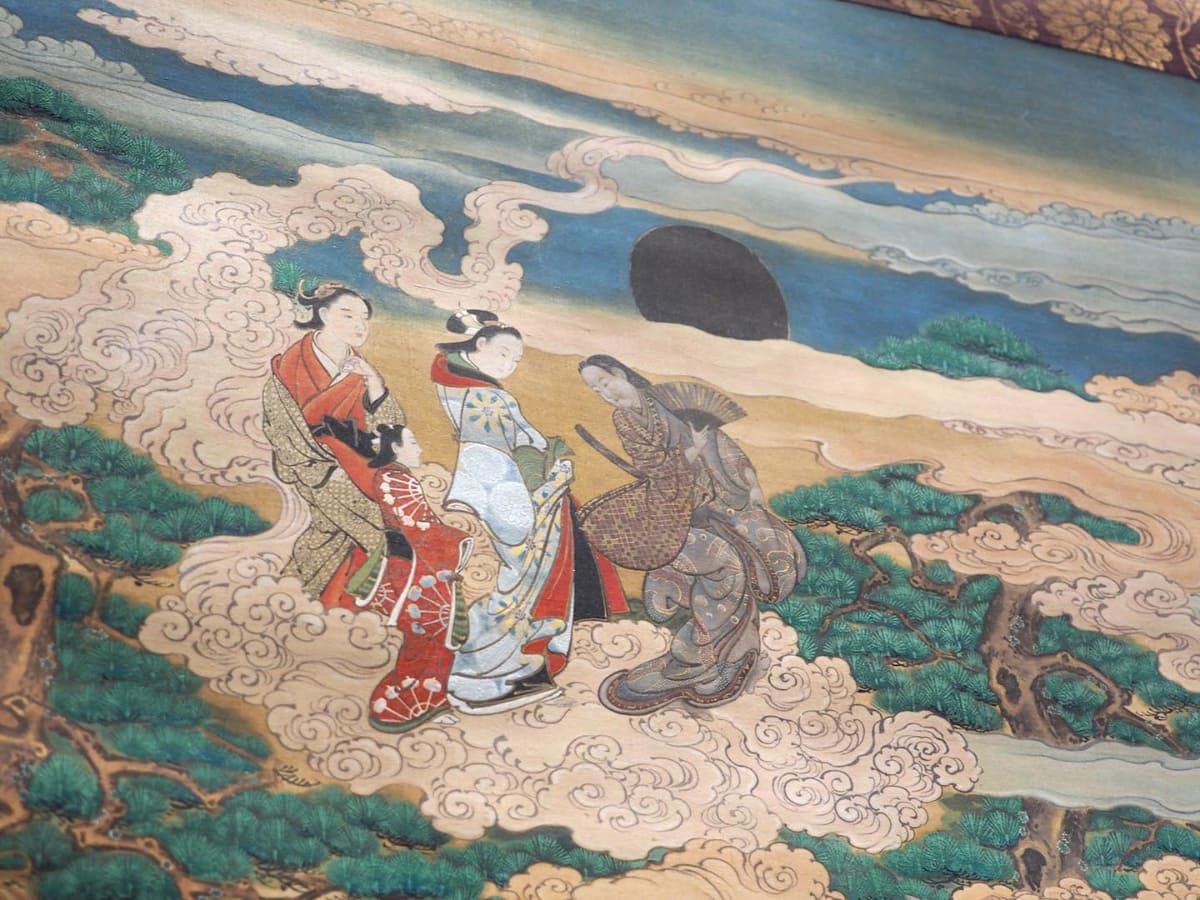 元ネタでは麻耶夫人などが描かれているのに対して、《武四郎涅槃図》では、浮世絵に描かれたような女性たちが描かれている