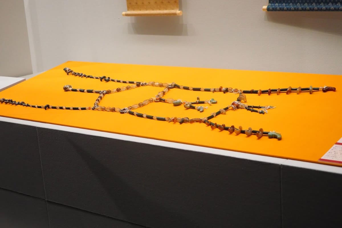 静嘉堂文庫に所蔵されている《大首飾り》。縄文時代?近代