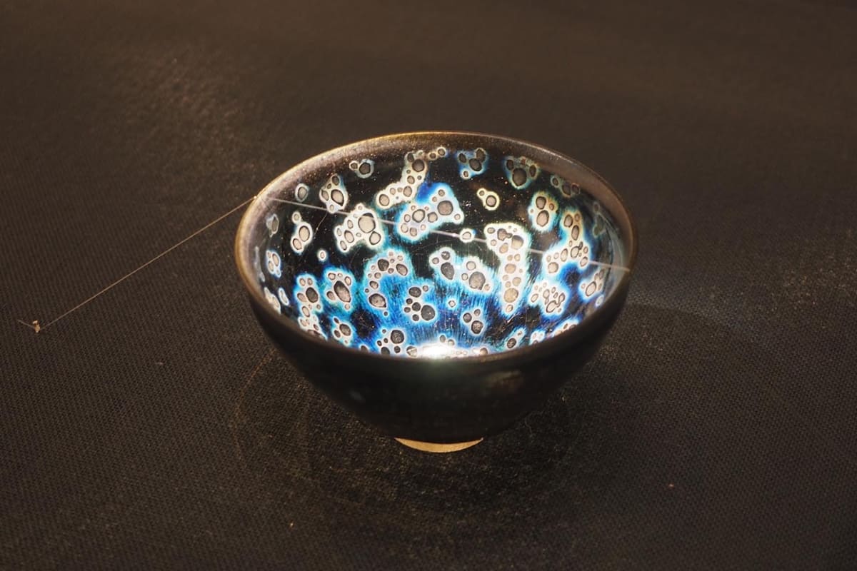 中国の南宋時代(12?13世紀)に作られた《曜変天目》。国宝に指定されている