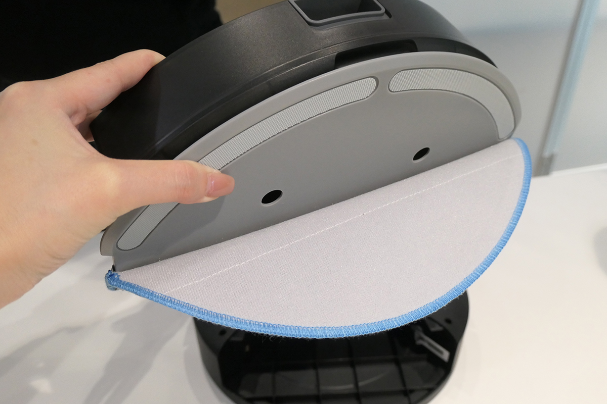 ダスト容器に入れた水がモップパッドに滲み出し、水拭きを行なう。パッドは取り外して洗濯可能