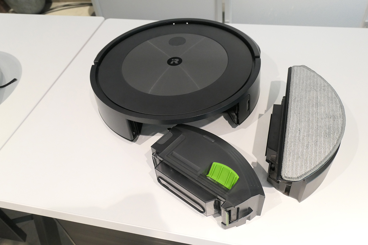 通常のダスト容器とは別に、水拭き対応のダスト容器が付属し「交換式 2in1」仕様