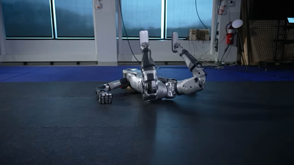 うつ伏せ状態から足が跳ね上がったかとおもうと