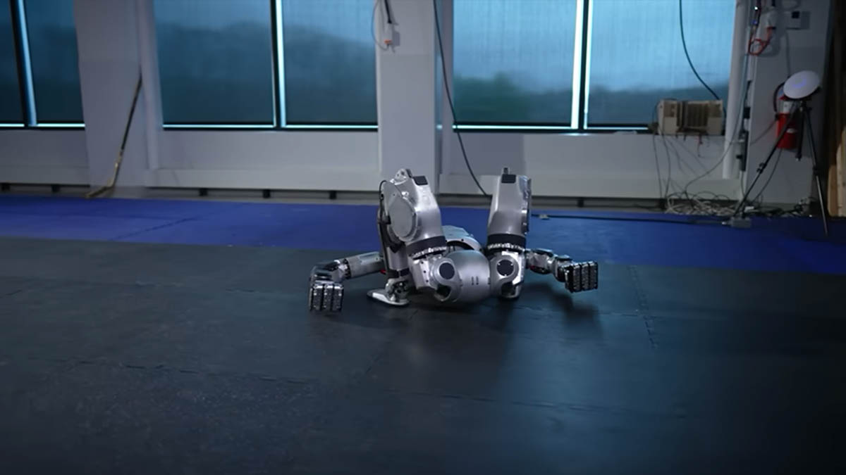 そのまま足の付け根が回転して足の裏が地面に接地