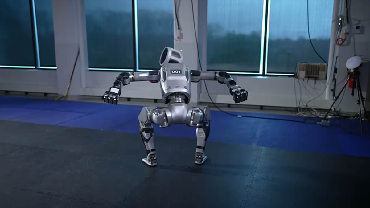 人間ではあり得ない関節の動きで起き上がる