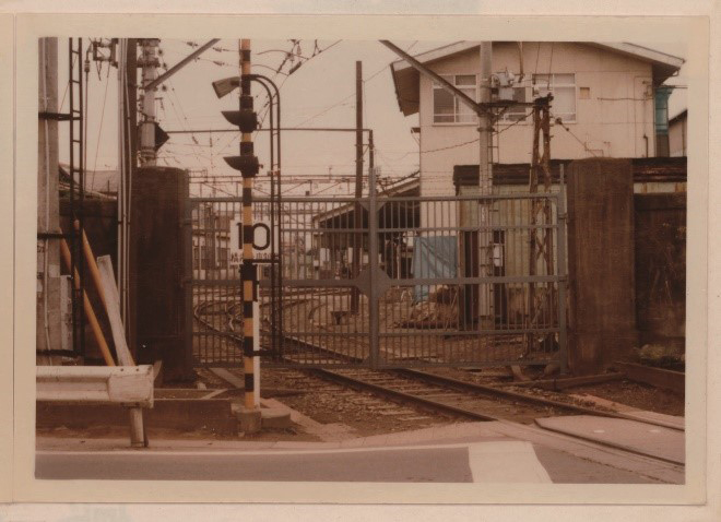 当時の引き込み線があった場所の一部にレールを設置する