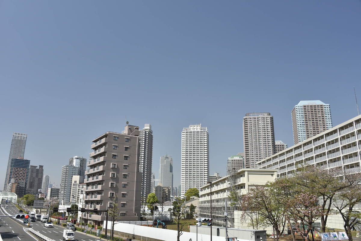 越中島駅の近くにある歩道橋から望むタワマン群