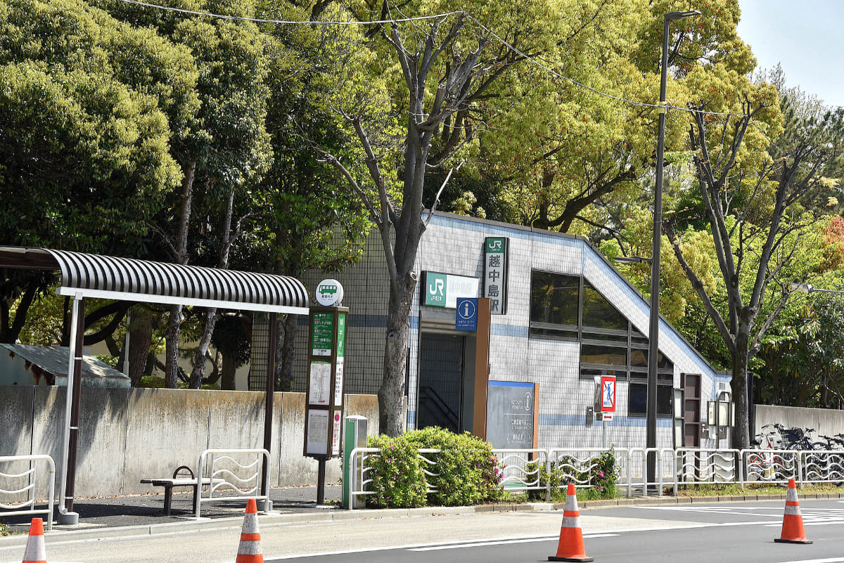 越中島駅は東京駅から2駅の近距離にあるが、駅周辺は静寂な雰囲気