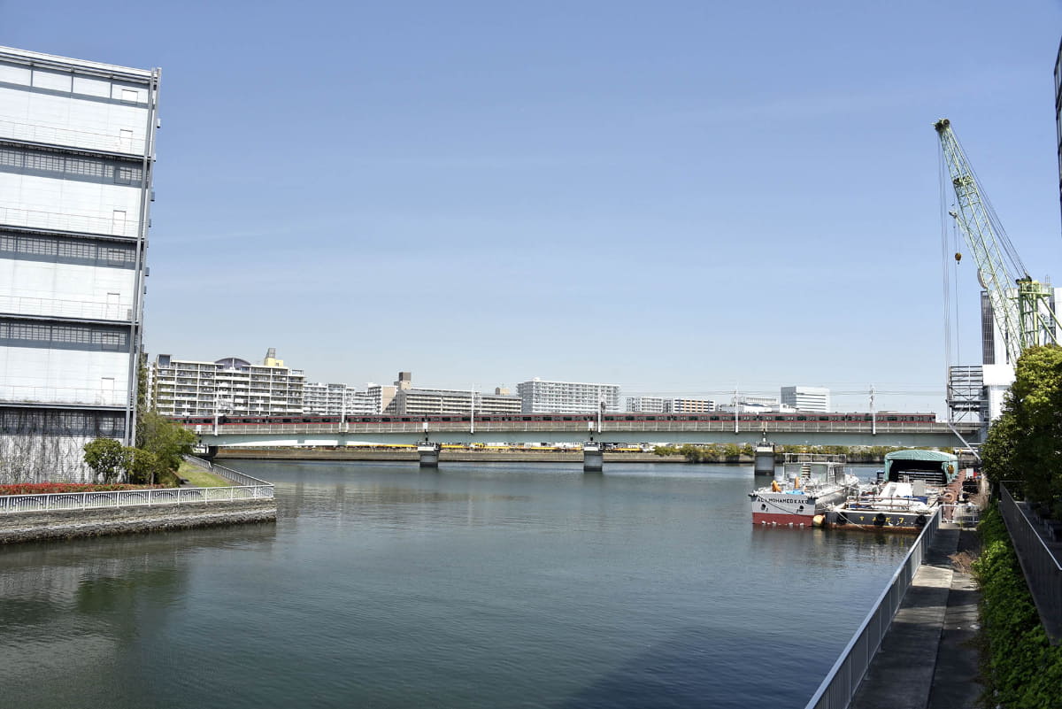 東京駅から地下線を走ってきた京葉線は、潮見駅の手前から地上へと姿を現し、そのまま高架線を走る