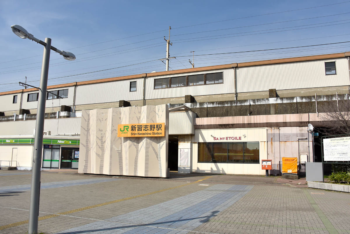 新習志野駅。南側にはショッピングモールが広がる