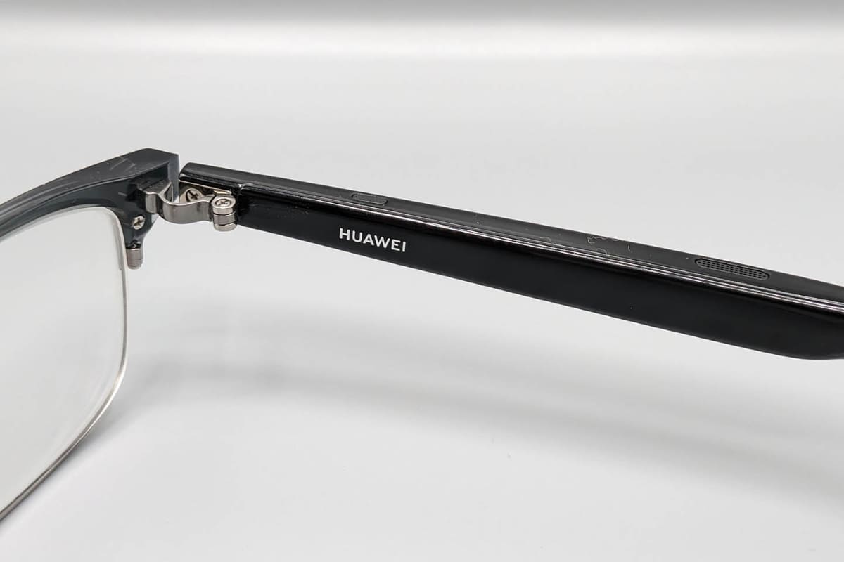 OWNDAYSモデルはHUAEIロゴが内側に印字されるのもポイント