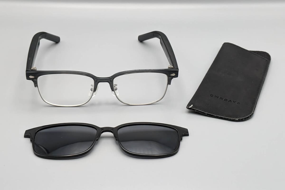 メガネの他サングラスになるアタッチメントとアタッチメント用ケースが付属