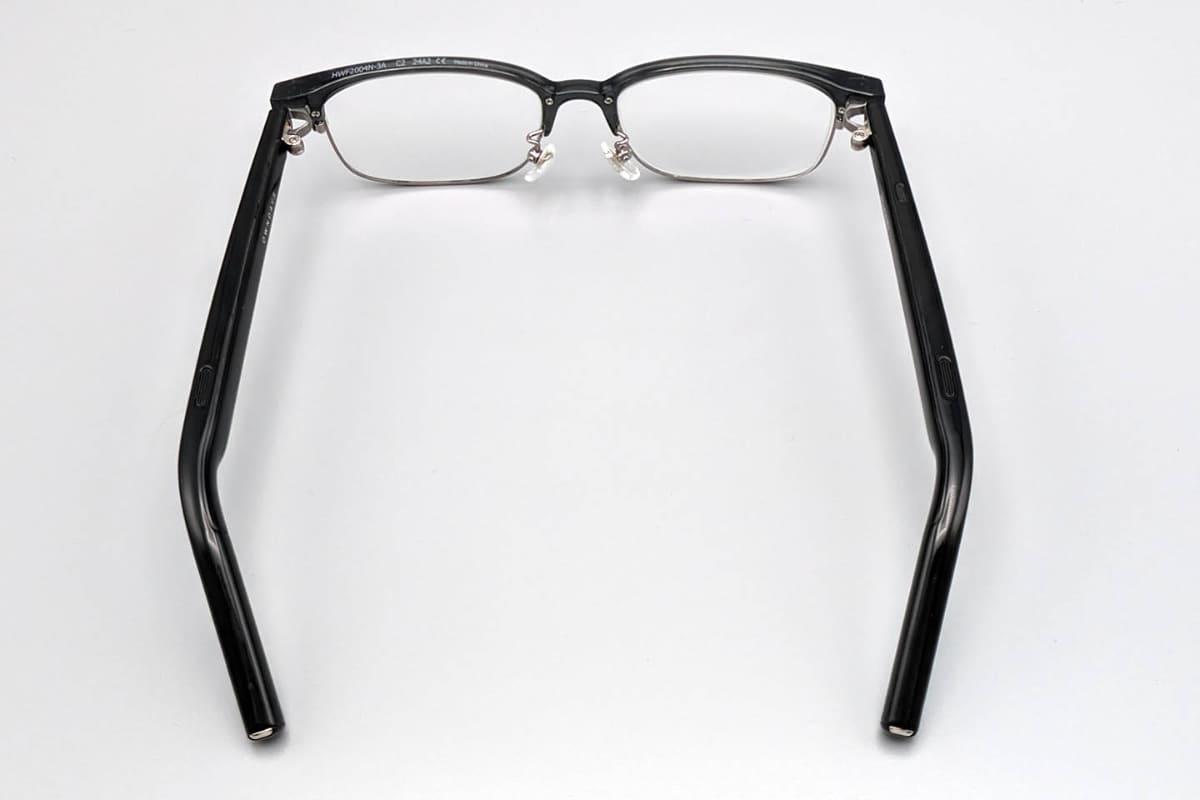 上部の耳側両端は音漏れ防止穴、右側先端はノイズキャンセリングマイク