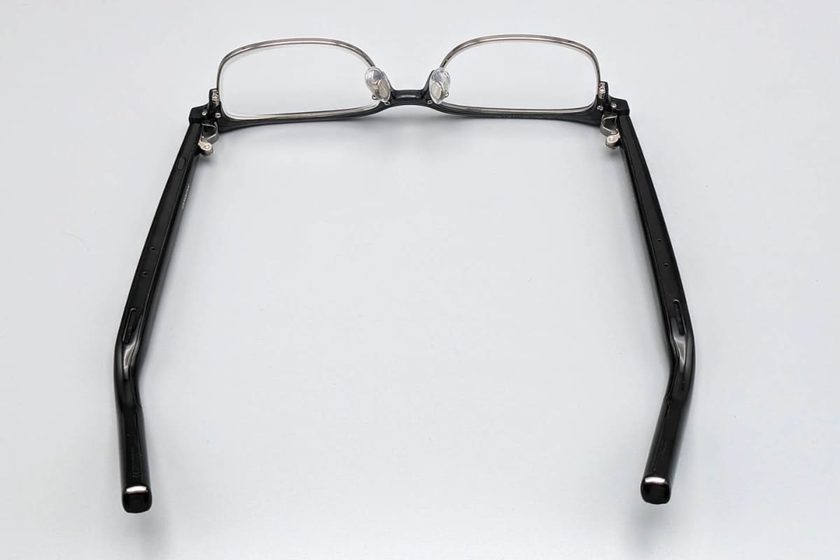 下側は耳側両端にスピーカーホール、装着右側先端にマイク