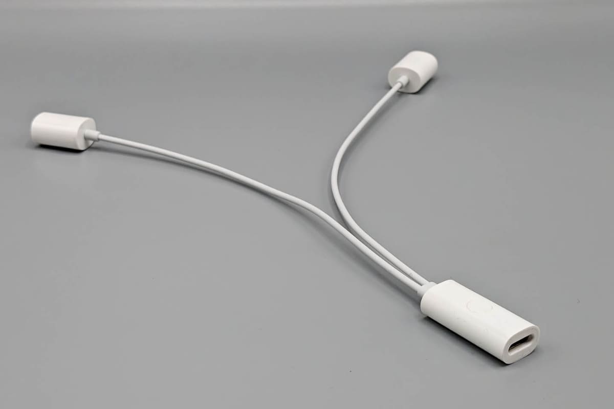 充電は片方をUSB-Cケーブル、もう片方を左右の眼鏡のツル先端に装着する