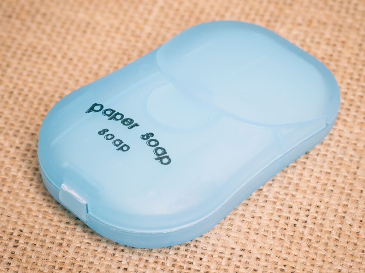 ケースは長い部分で約7cm、厚さは1.7cmほど