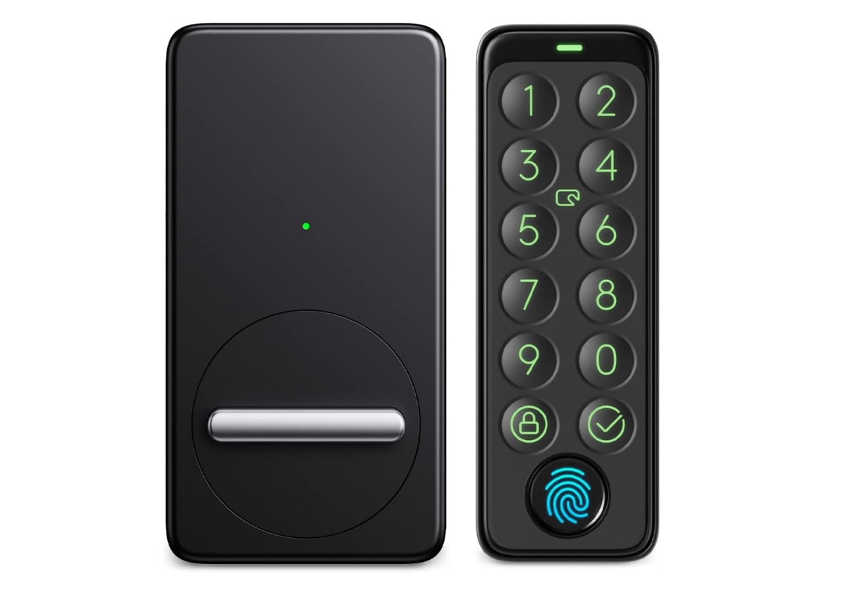 SwitchBotのスマートロック(左)、指紋認証パッド(右)