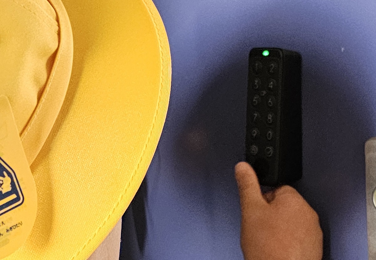 SwitchBotのスマートロック、小学生の指でもばっちり解錠できる