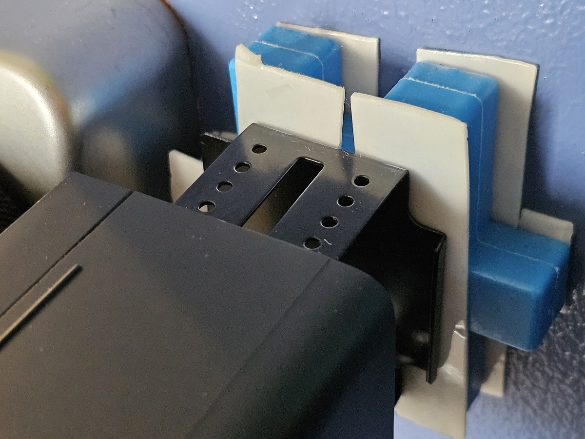 自宅で使っているのは初代モデルのためアジャスターの長さが足りなかったが、手元（足元)に散らかっていた子どものオモチャを間にはさんで解決した