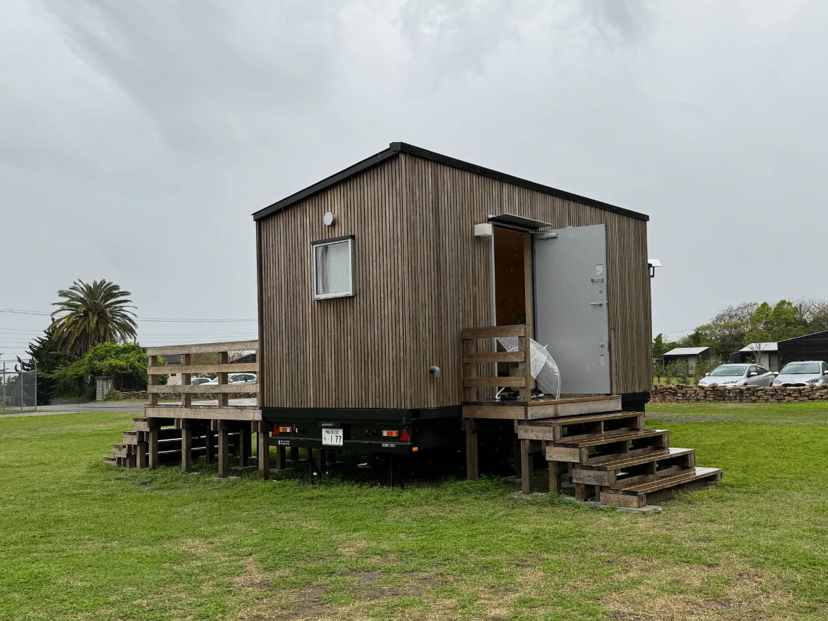 プロトタイプの玄関はリビング棟の裏側