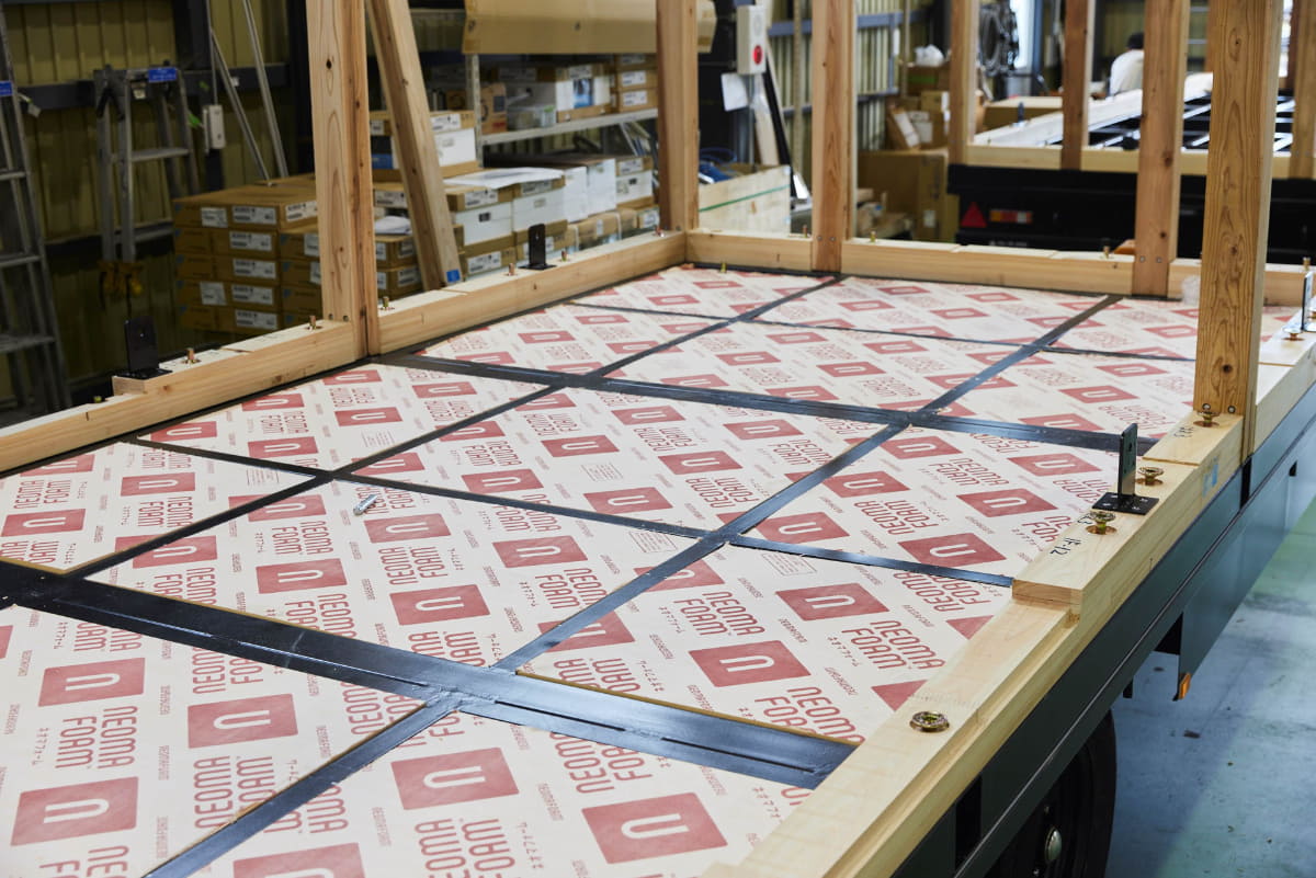 製作中の写真。木造住宅のように作られている