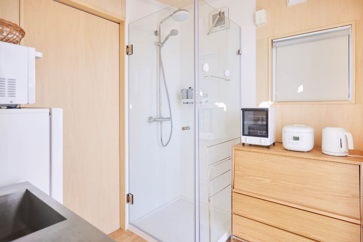 ガラス張りのシャワーブース