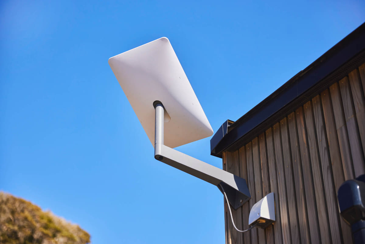 Starlinkのアンテナは外壁に設置されている