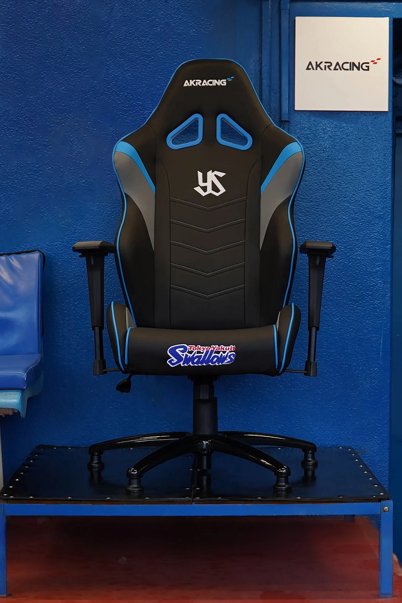 監督用シート。2024年シーズンからYSロゴ、チームロゴを付加した