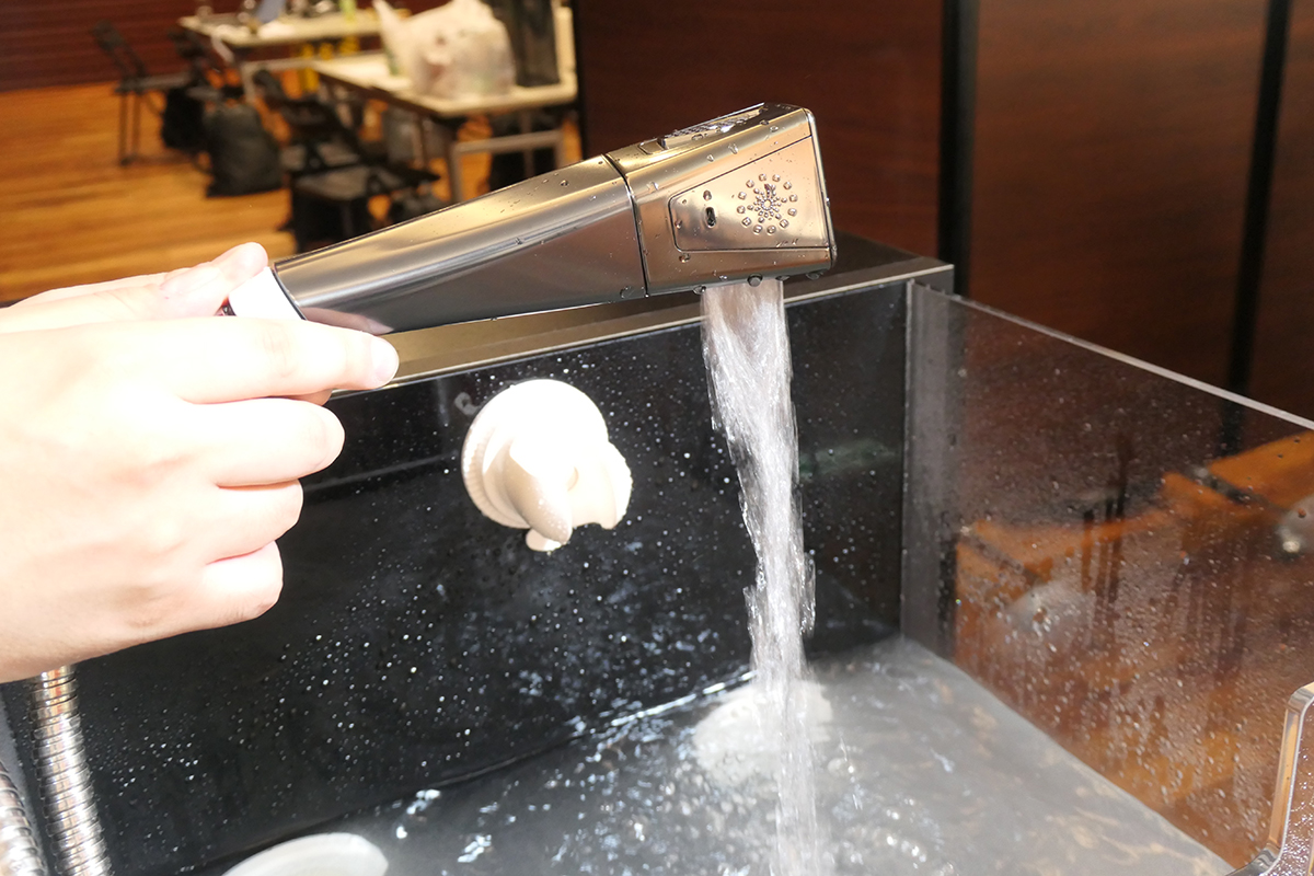 「ミラブル 艶」のみ、打たせ湯のようなウォームストレートを用意