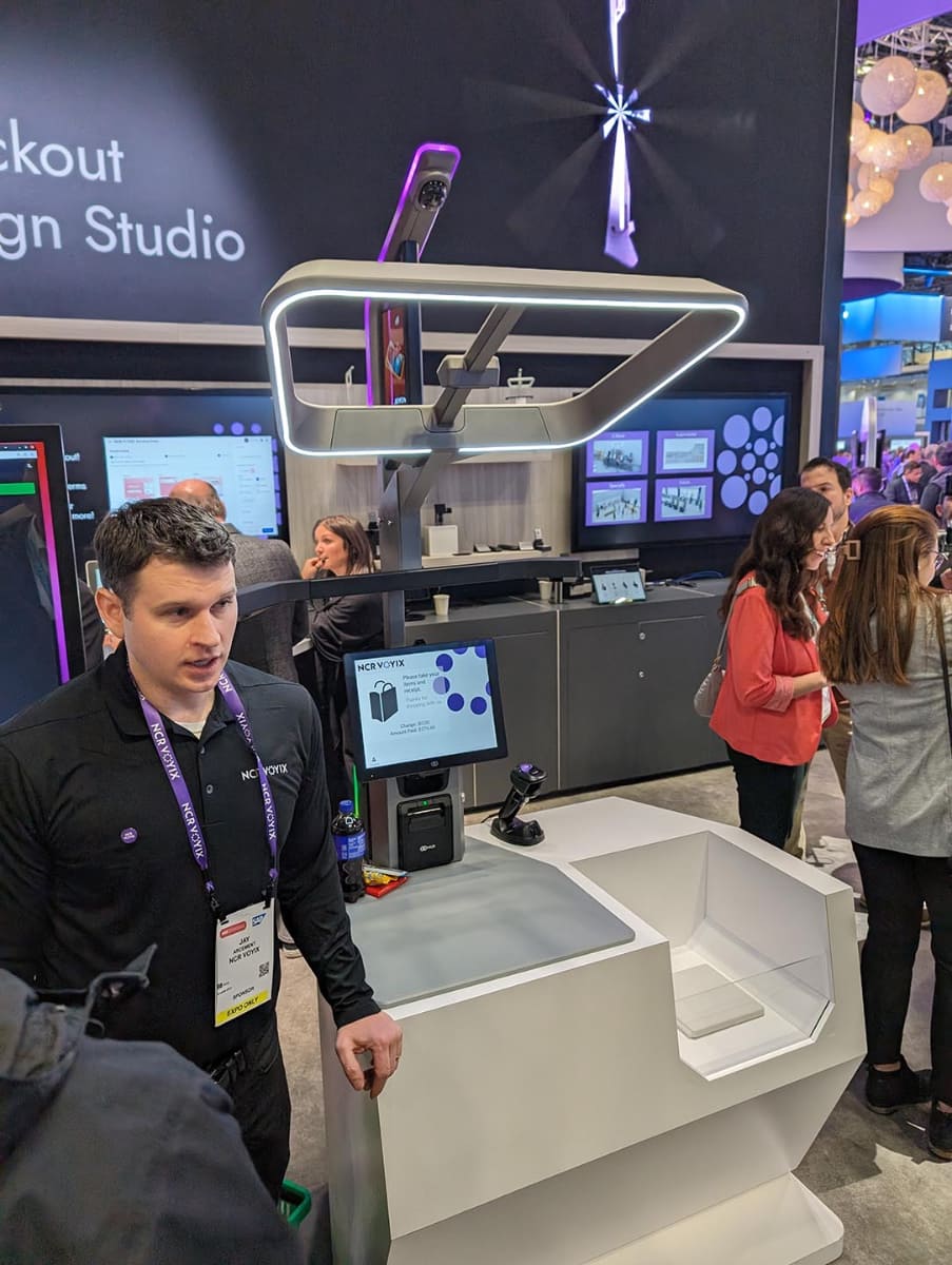 NCR Voyixでは画像認識レジにRFIDタグの読み取り機能を備えたセルフレジをデモンストレーション