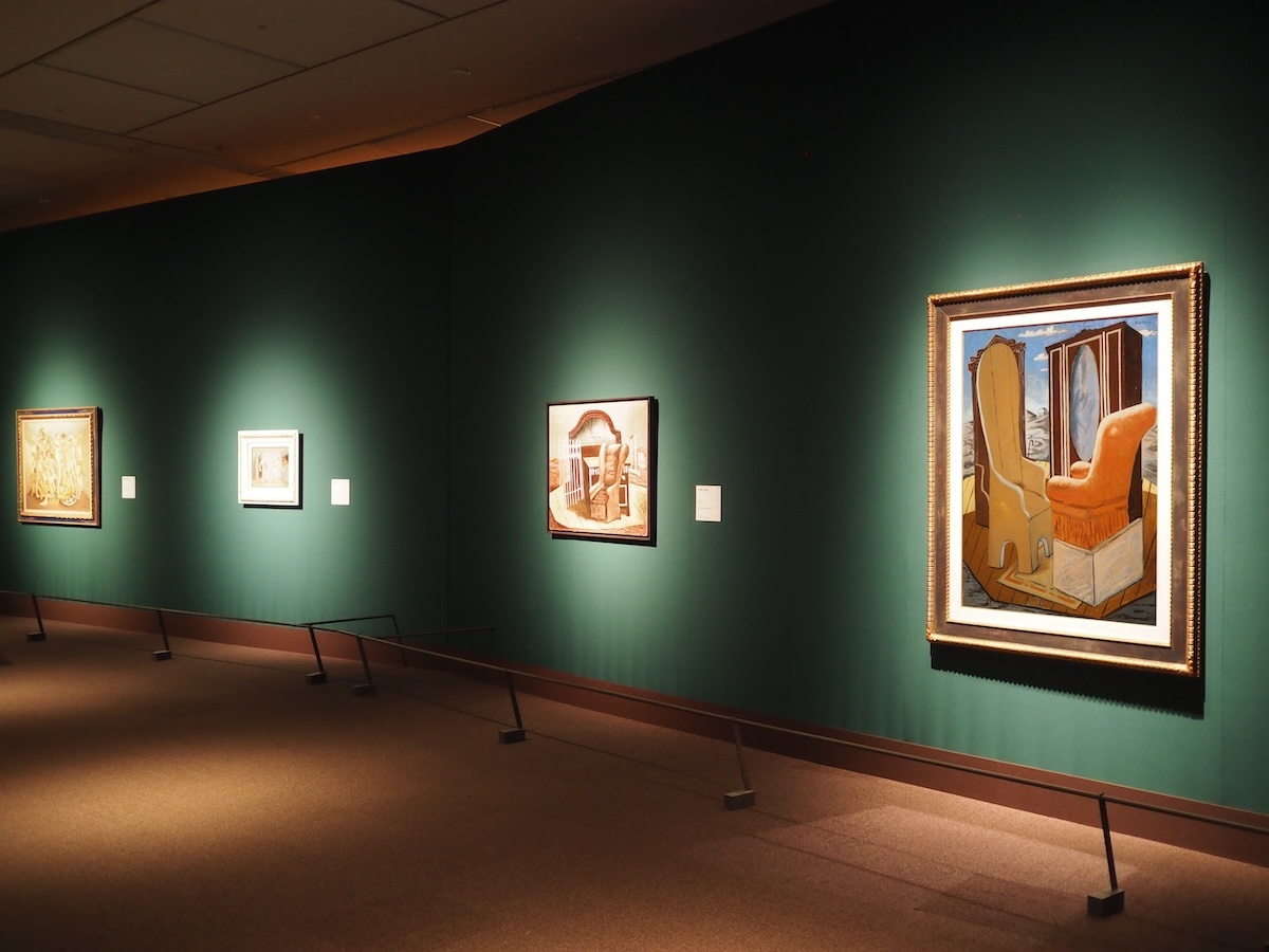 展示風景。トレント・エ・ロヴェレート近代美術館(LFコレクションより長期貸与)蔵の1927年の作品《谷間の家具》など