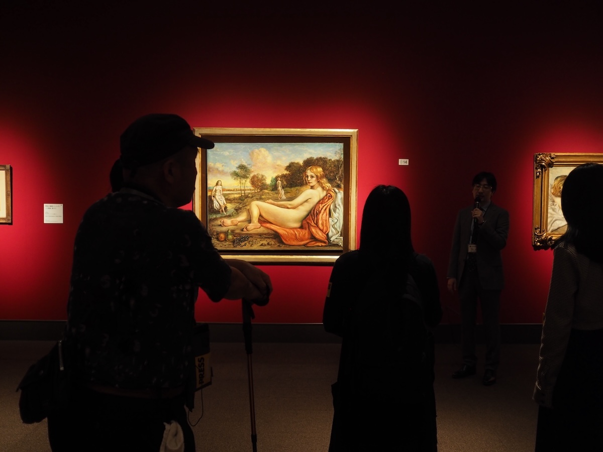 デ・キリコが1945年に描いた 《風景の中で水浴する女たちと赤い布》ジョルジョ・エ・イーザ・デ・キリコ財団 (C)Fondazione Giorgio e Isa de Chirico, Roma