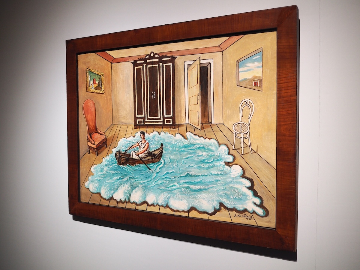 写真では伝わりづらいが、実物を見た時に面白さがこみ上げてきた、1968年に描かれた《オデュッセウスの帰還》ジョルジョ・エ・イーザ・デ・キリコ財団(ローマ) (C)Fondazione Giorgio e Isa de Chirico, Roma