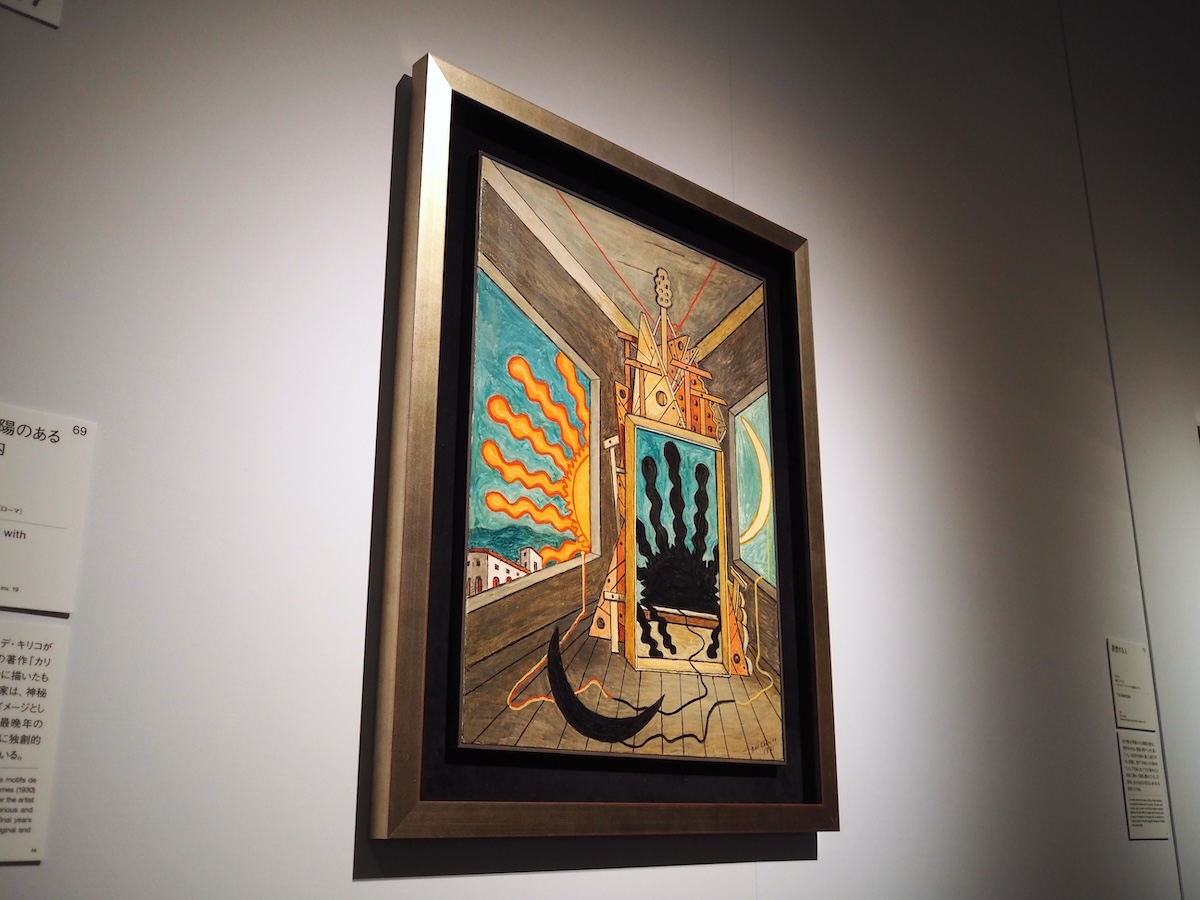 描かれている太陽と月が印象的な、1971年に描かれた《燃えつきた太陽のある形而上的室内》ジョルジョ・エ・イーザ・デ・キリコ財団(ローマ) (C)Fondazione Giorgio e Isa de Chirico, Roma