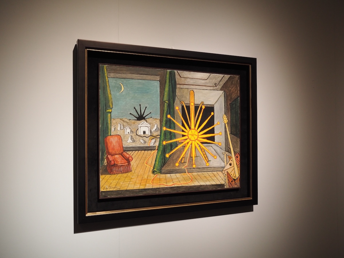 同じく太陽と月のモチーフに「いいな」と思った、1972年作の《イーゼルの上の太陽》ジョルジョ・エ・イーザ・デ・キリコ財団(ローマ) (C)Fondazione Giorgio e Isa de Chirico, Roma