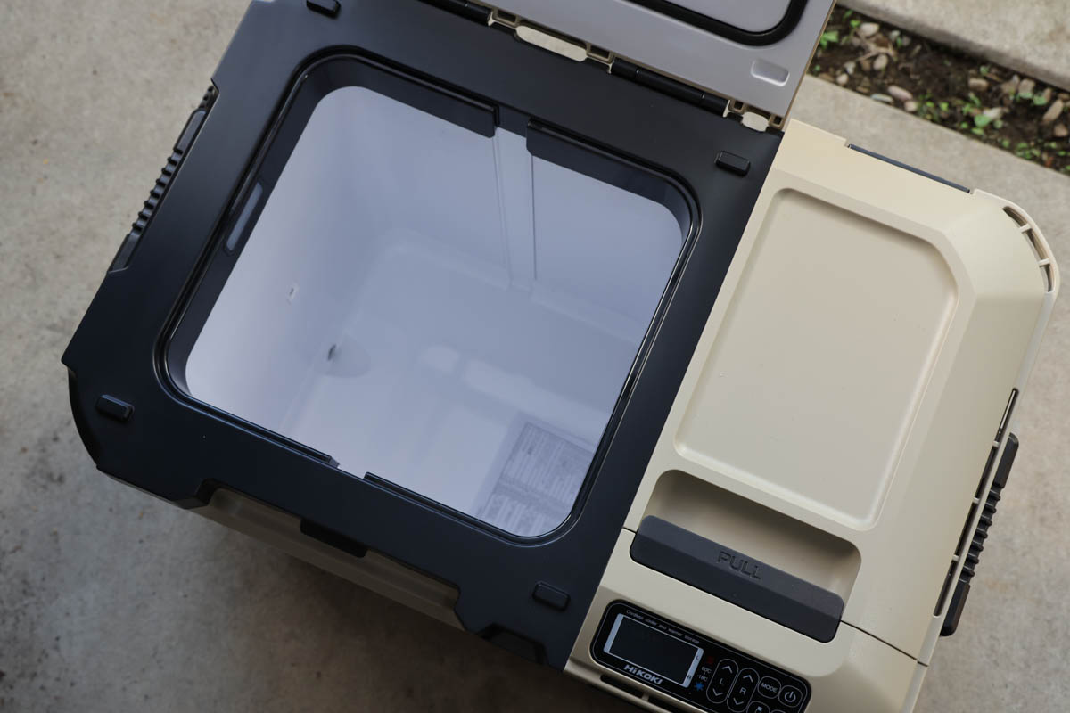 Ankerより庫内は小さいですが、コンビニの弁当ぐらいなら十分入ります。2Lのペットボトルを立てて4本入るのも嬉しいところです