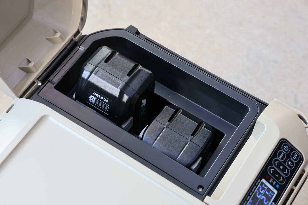 バッテリーは2個搭載できます。付属のバッテリーがそれぞれ異なる仕様だったのでデコボコしていますが