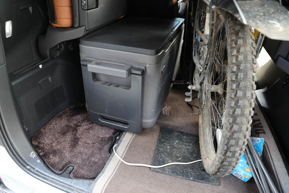 eMTBとAnkerの冷蔵庫を同時に搭載したところ。一見余裕がありそうですが、ペダルが冷蔵庫にぶつかってしまっています