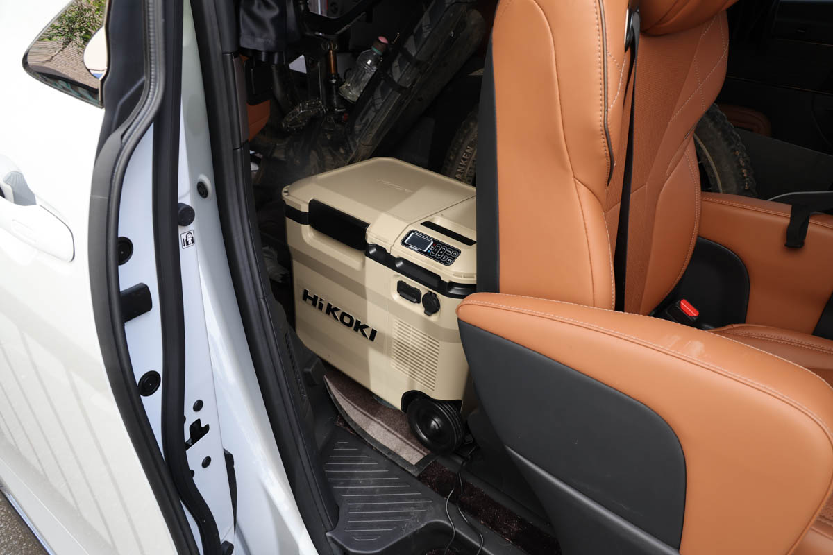 セカンドシートの後ろに搭載することで、スライドドアを開ければすぐアクセスできるようになりました。自転車を積んでいても余裕で収まります