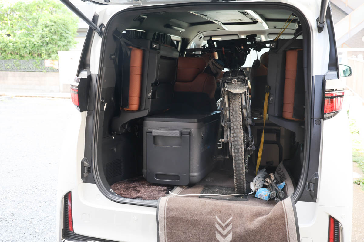 eMTBとAnkerの冷蔵庫を同時に搭載したところ。一見余裕がありそうですが、ペダルが冷蔵庫にぶつかってしまっています