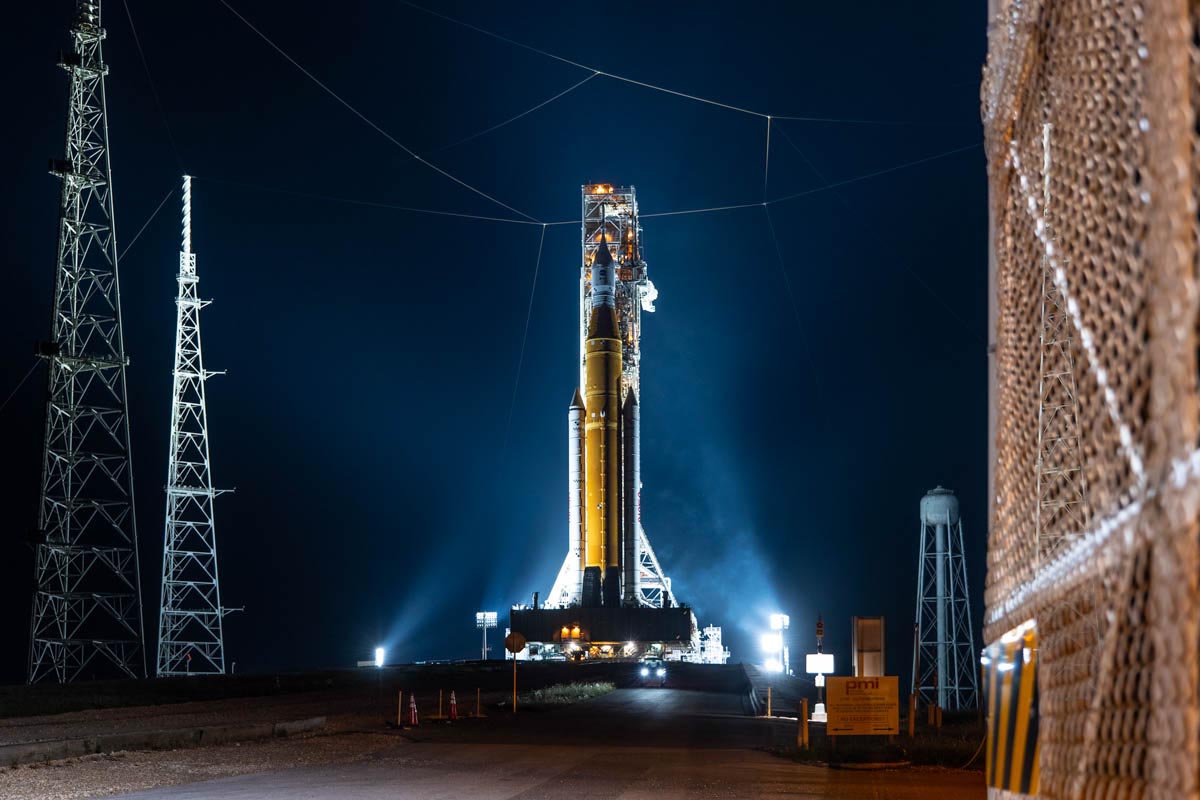 Artemis IのSLSとオライオン(Photo: NASA / Radislav Sinyak)