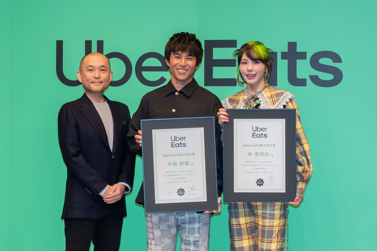 左から、Uber Eatsの中川氏、CMに出演する中尾明慶、仲里依紗。夫妻はともにUber Eatsのヘビーユーザーということで「Uber Eats 博士」に認定された