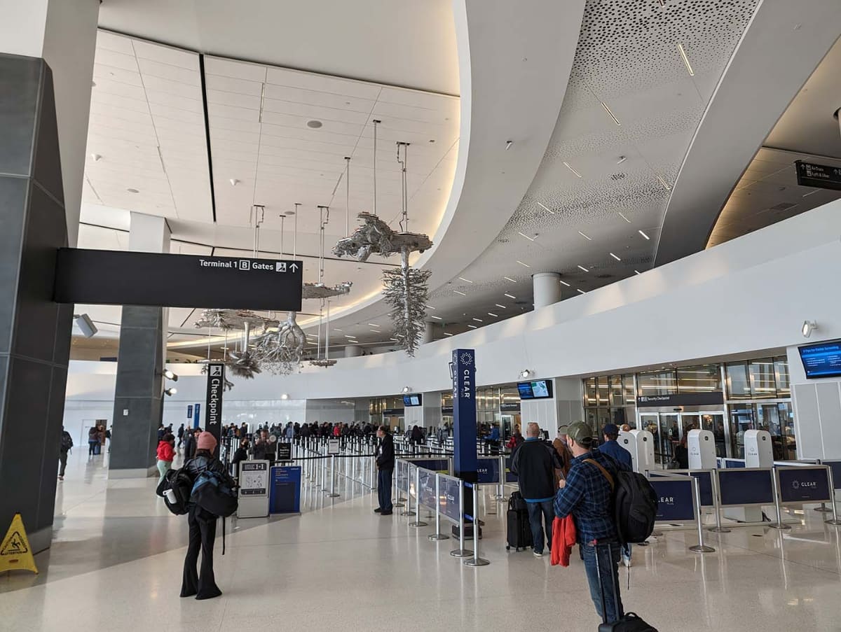 サンフランシスコ国際空港のターミナル2にある荷物検査場の風景]