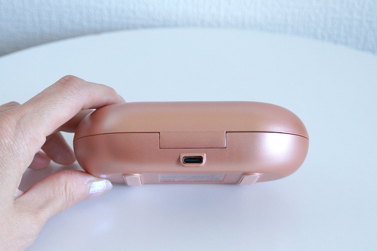 裏側にType-C端子があります。ここにケーブルを挿して充電。ワイヤレスイヤホンの充電方式と似ています
